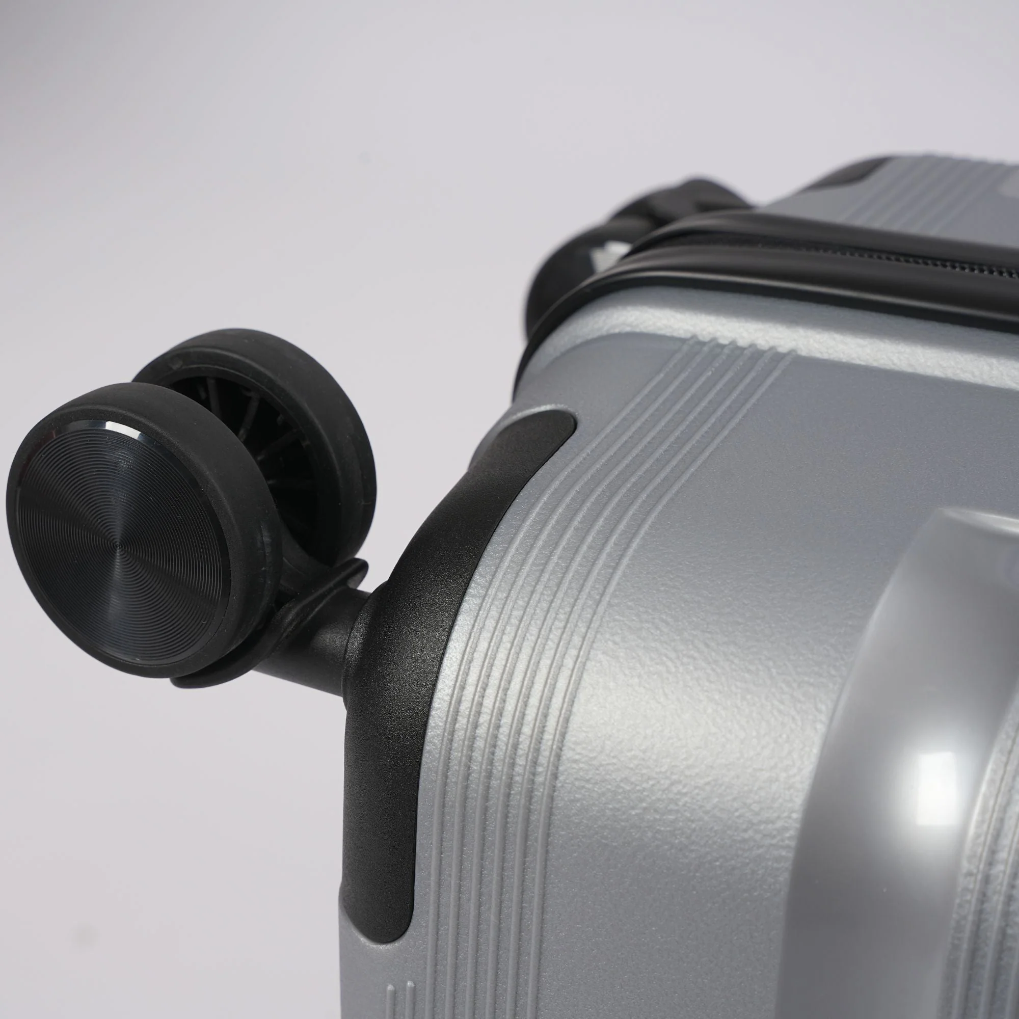 Silver Hardcase Roller Luggage Set (28', 24' and 20') - Image 7